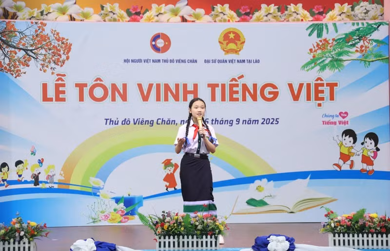 Vila Xaynhavong, élève de la classe 8A de l'école bilingue lao-vietnamienne Nguyen Du, participe à un concours sur le thème «Les tunnels de Vinh Moc-Quang Tri, où la vie est immortelle». Photo : VNA.