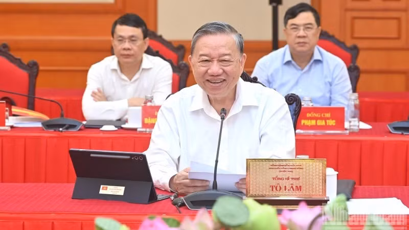 Le secrétaire général du Parti communiste du Vietnam, To Lam, prend la parole lors de la séance de travail. Photo : NDEL.