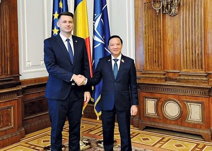 Le vice-président de l’Assemblée nationale du Vietnam, Nguyen Khac Dinh (droite), a rencontré le 9 septembre le président du Sénat de la Roumanie, Mircea Abrudean. Photo : VNA.