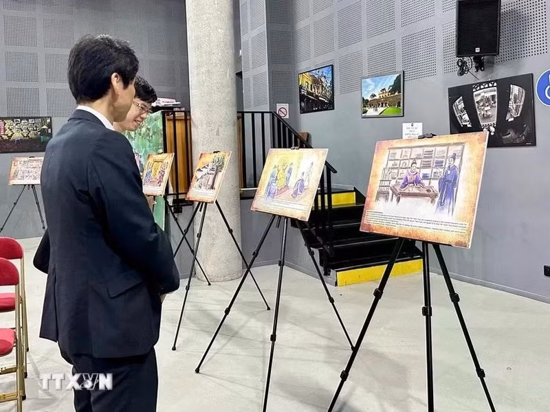 Présentation des peintures sur le complexe Yen Tu – Vinh Nghiem – Con Son – Kiep Bac à des ambassadeurs à Paris. Photo : VNA.