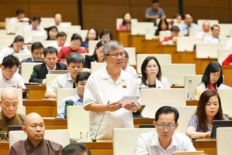 Des députés discuent de projets de loi. Photo : VNA.