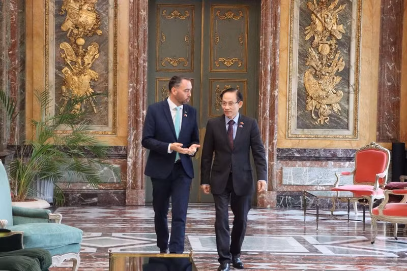Le ministre vietnamien des Affaires étrangères Le Hoai Trung (droite) rencontre le vice-Premier ministre et ministre belge des Affaires étrangères, Maxime Prévot. Photo : VNA.