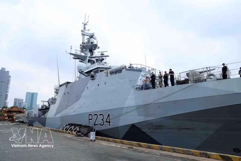 Le patrouilleur britannique HMS Spey accoste au port international de Nha Rong - Khanh Hoi. Photo : VNA.