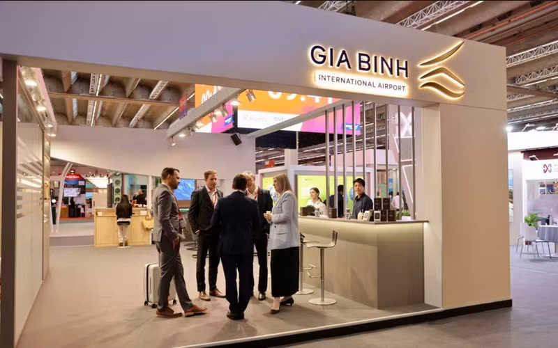 L’aéroport international de Gia Binh mène plus de 30 entretiens avec des compagnies aériennes internationales et des partenaires du secteur afin d’explorer des possibilités de coopération pour le développement de futures liaisons aériennes. Photo : baochinhphu.vn.