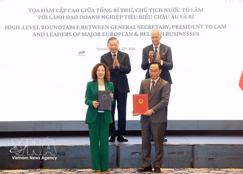 Le secrétaire général du PCV et président vietnamien To Lam assiste à l’échange d’accords de coopération. Photo : VNA.