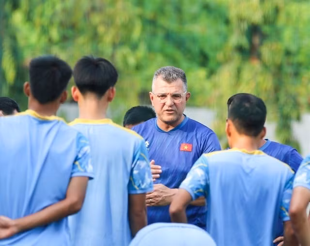 L’entraîneur en chef Cristiano Roland donne des consignes à l’équipe vietnamienne U17 lors du stage d’entraînement. Photo : VFF.