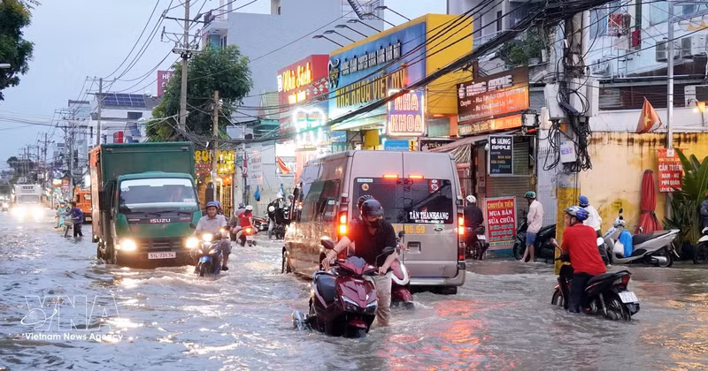 Innondations dans la rue Pham Huu Lau, quartier de Tan My, à Hô Chi Minh-Ville. Photo : VNA.