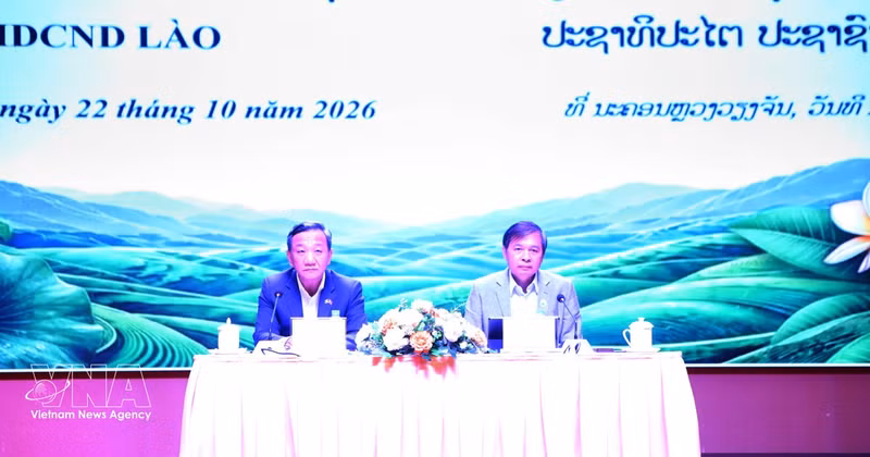 L’ambassadeur du Vietnam au Laos, Nguyen Minh Tam (gauche) et le vice-ministre lao de l’Agriculture et de l’Environnement, Xaynakhon Inthavong coprésident la conférence de promotion des investissements dans le secteur agricole au Laos. Photo : VNA.