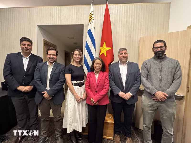 L’ambassadrice Ngo Minh Nguyet et des membres du Groupe d’amitié parlementaire Uruguay-Vietnam. Photo : VNA.