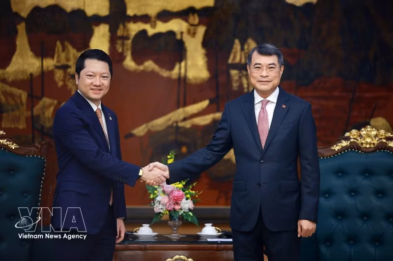 Le Premier ministre vietnamien Le Minh Hung (à droite) reçoit le ministre cambodgien de l'Inspection, Sok Soken. Photo : VNA.