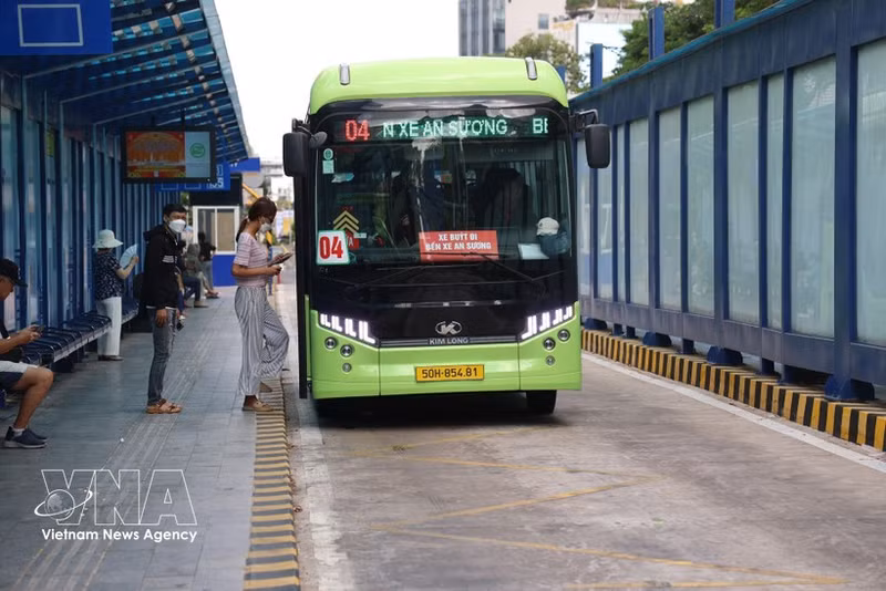 De nombreux habitants de Hô Chi Minh-Ville profitent de la gratuité des bus. Photo : VNA.