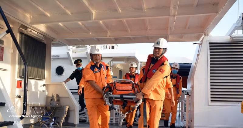 Transport du patient étranger à terre pour recevoir des soins. Photo : VNA.