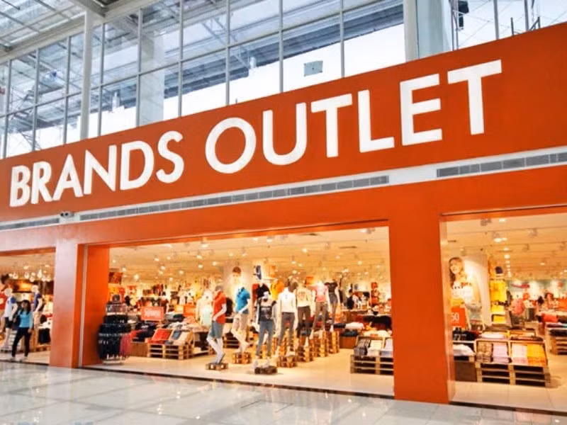 L’outlet est un modèle de vente au détail regroupant plusieurs marques, dans lequel les fabricants ou les distributeurs vendent directement leurs produits aux consommateurs à des prix adaptés. 