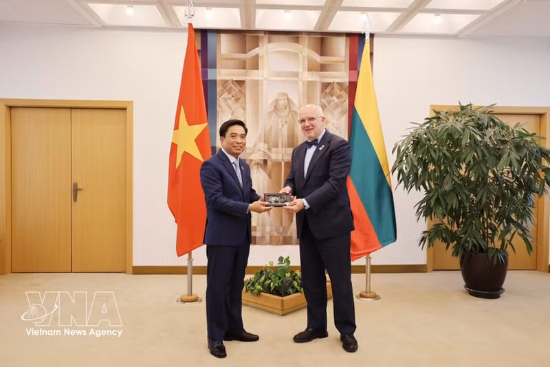 Le vice-président de l’Assemblée nationale Nguyen Doan Anh (à gauche) et le président du Seimas de Lituanie, Juozas Olekas. Photo : VNA.