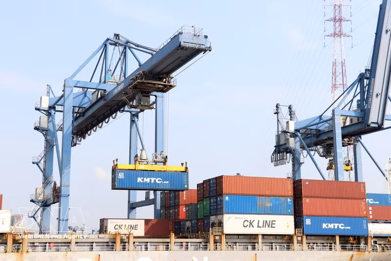 Selon Standard Chartered, les exportations vietnamiennes devraient augmenter de 27,2% sur un an au troisième trimestre 2026. Photo : VNA.