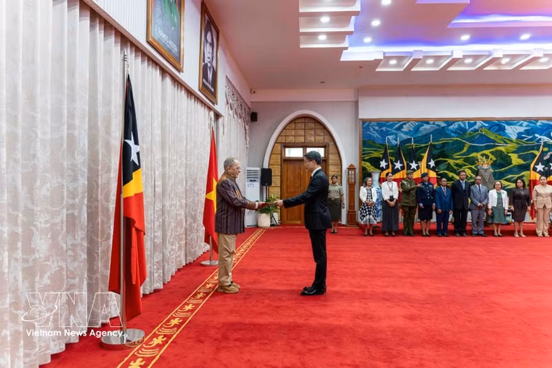 L'ambassadeur vietnamien Pham Binh Dam présente ses lettres de créance au président José Ramos-Horta du Timor-Leste. Photo : VNA.