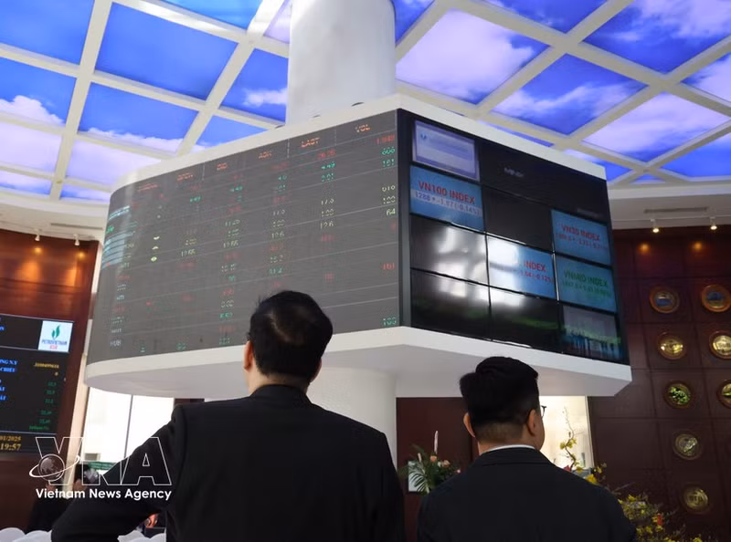 Des investisseurs suivent l'évolution du cours des actions à la Bourse de Hô Chi Minh-Ville (HOSE). Photo : VNA.