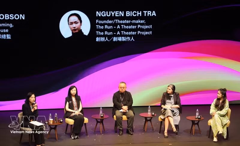 La metteuse en scène Tra Nguyen, fondatrice de « The Run - A Theatre Project » (à l'extrême droite), et des intervenants internationaux ont échangé leurs points de vue lors d'une table ronde thématique. Photo : VNA.