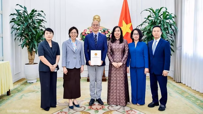 Cérémonie de remise de la licence autorisant la réouverture du bureau de la Korean Broadcasting System (KBS) au Vietnam. Photo : baoquocte.