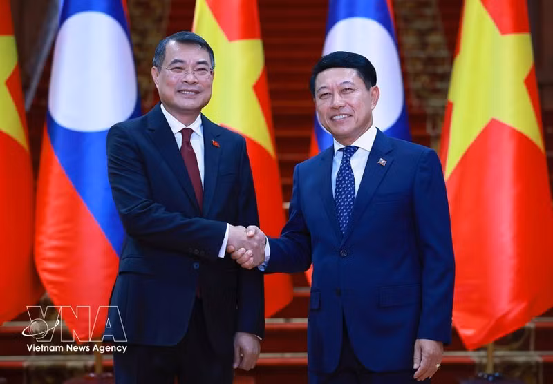 Le Premier ministre vietnamien Le Minh Hung et le Premier ministre lao Saleumxay Kommasith se serrent la main, à Vientiane, le 8 octobre. Photo : VNA