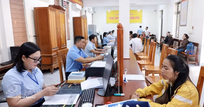La transformation numérique contribue à réduire les délais de traitement des procédures administratives dans la province de Quang Tri. Photo : VNA.
