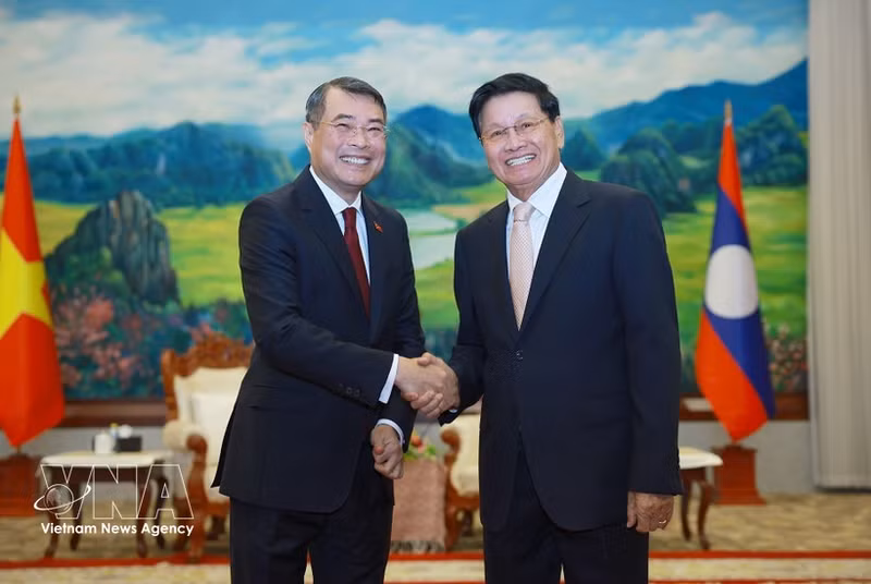 Le Premier ministre Le Minh Hung (à gauche) rencontre le secrétaire général du PPRL et président du Laos, Thongloun Sisoulith. Photo : VNA.