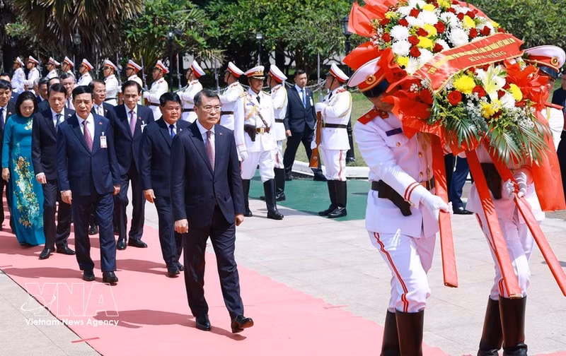 Le Premier ministre Le Minh Hung et sa délégation se sont rendus au Mémorial des héros morts pour la Patrie à Vientiane pour y déposer une couronne de fleurs. Photo : VNA.