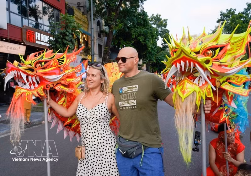 Le festival de rue « Couleurs des cinq continents » se déroule sur la rue piétonne du lac Hoan Kiem, attirant de nombreux locaux et touristes internationaux. Photo : VNA.