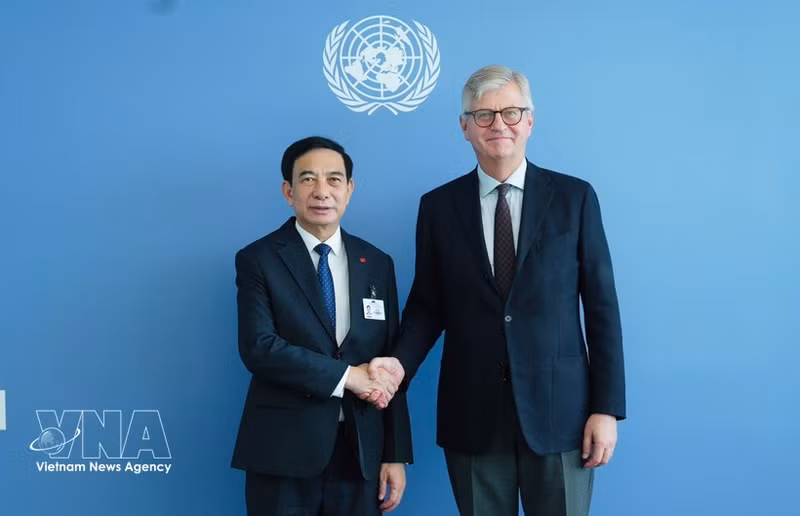 Le général Phan Van Giang, vice-Premier ministre et ministre de la Défense (à gauche) et Jean-Pierre Lacroix, secrétaire général adjoint de l’ONU chargé des opérations de maintien de la paix. Photo : VNA.