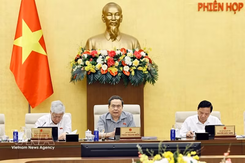 Le président de l’Assemblée nationale Tran Thanh Man (milieu) s'exprime lors de la séance. Photo : VNA.