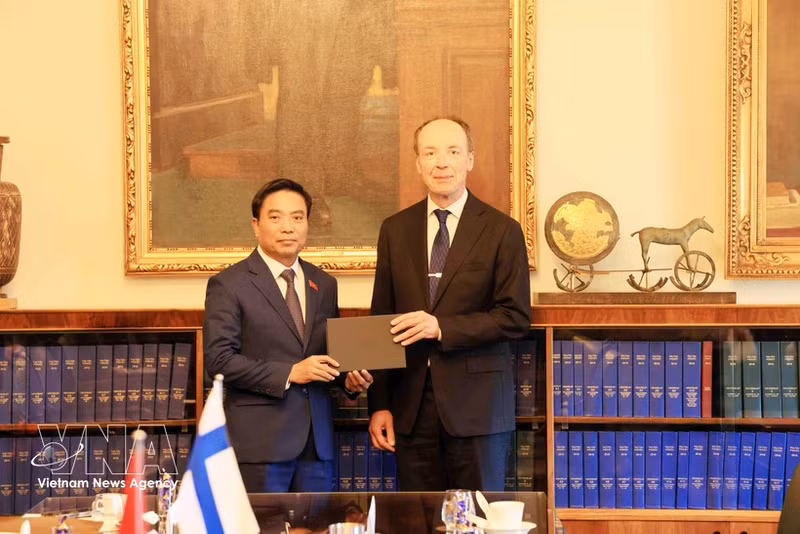 Le vice-président de l’Assemblée nationale vietnamienne Nguyen Doan Anh (à gauche) et le président du Parlement finlandais Jussi Halla-aho. Photo : VNA.