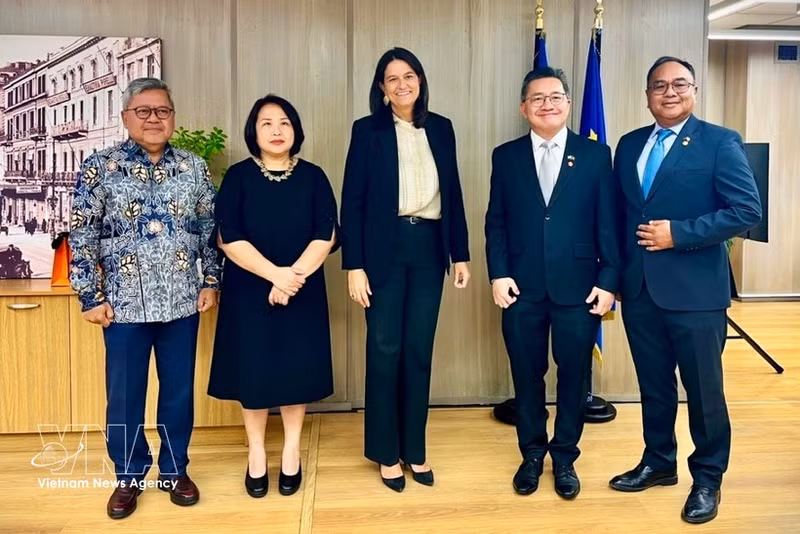 Les ambassadeurs des pays de l'ASEAN posent pour une photo de groupe avec la ministre greque du Travail et de la Sécurité sociale, Niki Kerameus. Photo : VNA.