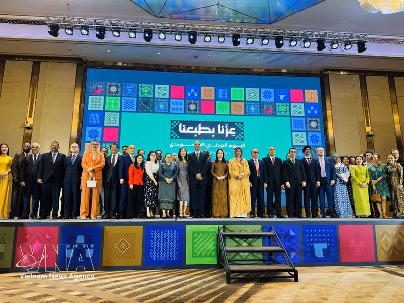Délégués participant à la cérémonie marquant le 96e anniversaire de la Fête nationale de l’Arabie saoudite, à Hanoi, le 23 septembre. Photo : VNA.