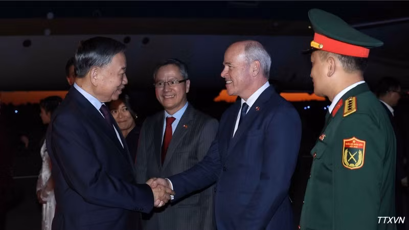 Des responsables canadiens et des diplomates vietnamiens accueillent le secrétaire général du PCV et président To Lam à son arrivée à l’aéroport international Macdonald-Cartier d’Ottawa. Photo : VNA.