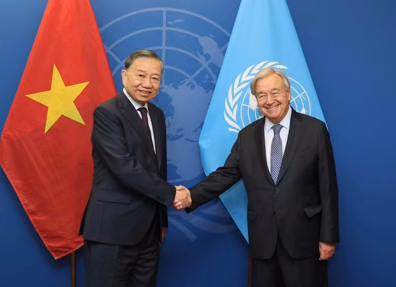 Le secrétaire général du PCV et président vietnamien, To Lam (à gauche), et le secrétaire général de l'ONU, António Guterres. Photo : VNA.