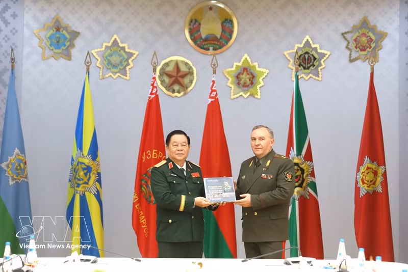Le général Nguyen Trong Nghia (à gauche) remet au lieutenant-général Viktor Khrenin, du ministère biélorusse de la Défense, le livre « Le général Vo Nguyen Giap – Le général du peuple ». Photo : VNA.