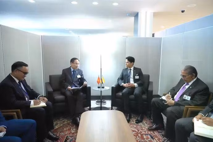 Le ministre des Affaires étrangères Le Hoai Trung (2e, à gauche) et son homologue brunéien Abdul Mateen, le 23 septembre à New York. Photo : VOV.