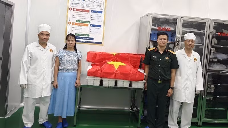 Des membres du Comité directeur provincial chargé de la recherche et de l’identification des martyrs de Dien Bien procèdent à la remise de 876 échantillons de restes de martyrs prélevés au cimetière des martyrs de Doc Lap. (Photo : Commandement militaire de la province de Dien Bien)