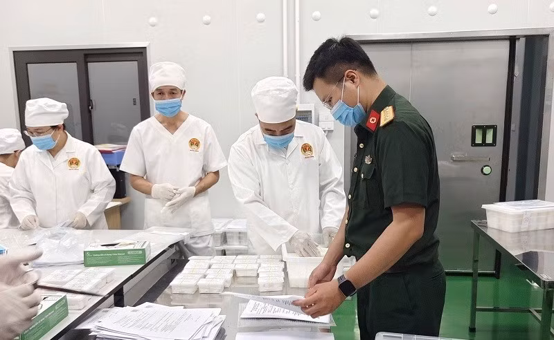 Des cadres du Commandement militaire de la province de Dien Bien remettent les échantillons de restes et les dossiers correspondants à l’Institut de médecine légale militaire du ministère de la Défense. (Photo : Commandement militaire de la province de Dien Bien).