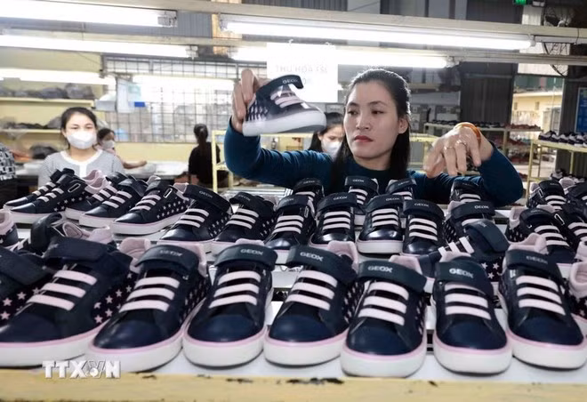 Production de chaussures destinées à l'exportation vers le marché européen. Photo : VNA.