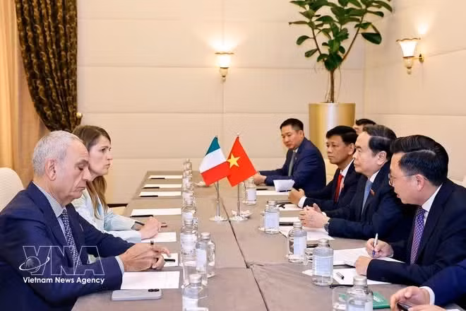 La séance de travail entre la délégation de l'Assemblée nationale vietnamienne et celle du Groupe d'amitié parlementaire Italie-Vietnam. Photo : VNA.