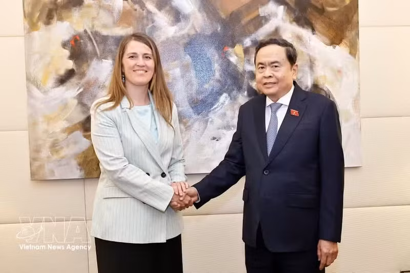 Le président de l'Assemblée nationale, Tran Thanh Man rencontre la présidente du Groupe d'amitié parlementaire Italie-Vietnam, Chiara Gribaudo. Photo : VNA.