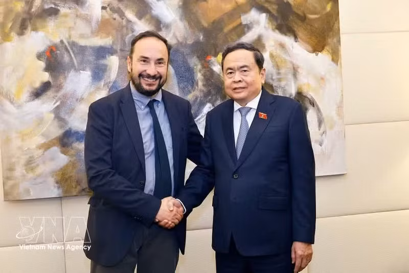 Le président de l’Assemblée nationale du Vietnam, Tran Thanh Man (à droite) et le secrétaire général du Parti communiste italien, Rifondazione Comunista, Maurizio Acerbo à Rome. Photo : VNA.