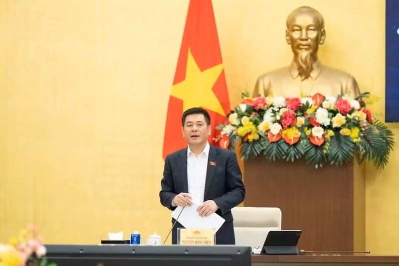 Nguyen Hong Dien, membre du Comité central du Parti et vice-président de l’Assemblée nationale, s’exprime lors de la réunion. Photo : VNA.