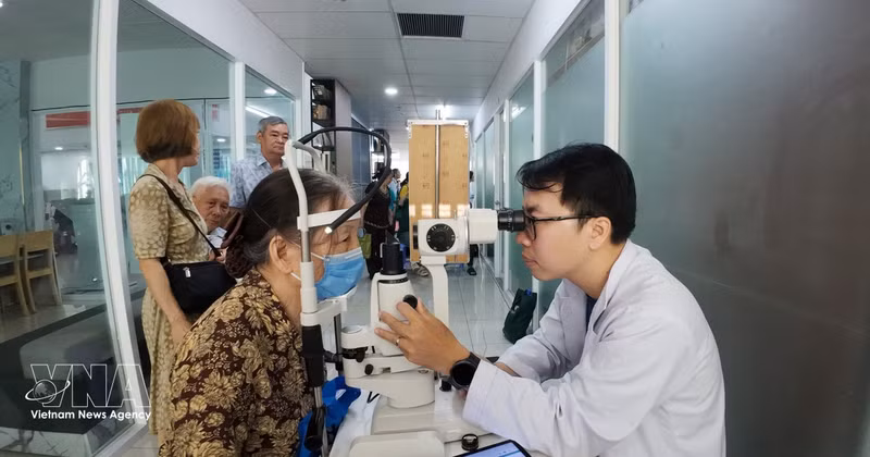 Des médecins de l'hôpital ophtalmologique de Saigon examinent des patients dans le quartier de Xuan Hoa, à Ho Chi Minh-Ville. Photo : VNA.