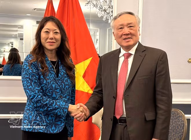 Le vice-Premier ministre permanent Nguyen Hoa Binh et la trésorière de l’État de Californie, Fiona Ma. Photo : VNA.