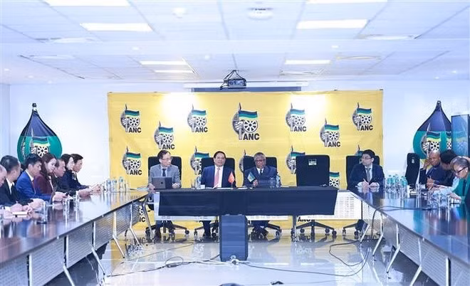 La rencontre entre le Premier ministre Pham Minh Chinh et le secrétaire général de l’African National Congress. Fikile Mbalula, le 21 novembre (heure locale), à Johannesburg. Photo : VNA.