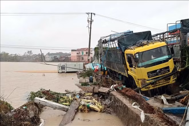 Dégâts causés par les inondations historiques dans le quartier de Phu Yen, province de Dak Lak. Photo : VNA.