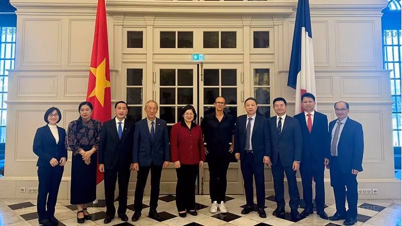 La délégation du Comité du PCV de Hô Chi Minh-Ville rencontre Anthony Gonçalves, adjoint au maire de Marseille (cinquième à partir de la droite).