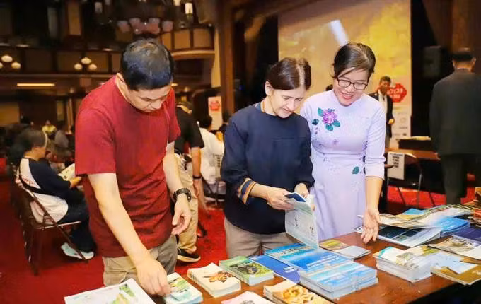 Une représentante du Service de la Culture, des Sports et du Tourisme de Gia Lai présente la culture et l’offre touristique de la province aux visiteurs japonais. Photo : Service de la Culture, des Sports et du Tourisme de Gia Lai.